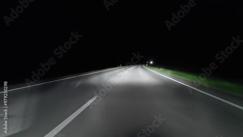 Auto fährt bei Nacht über eine Landstrasse, Scheinwerferlicht, POV