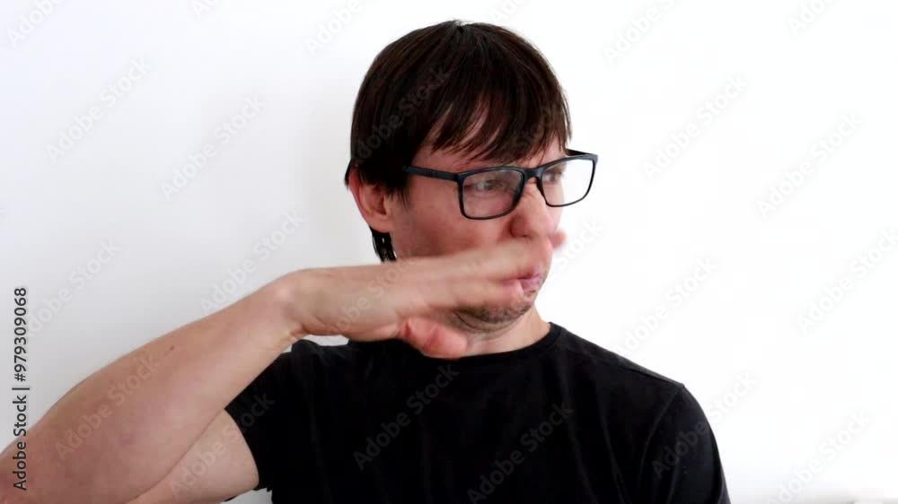 homem com expressão de nojo homem com expressão de nojo
