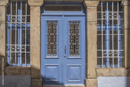 Hausfassade mit blauem Fenstern und blauer Haustür photo