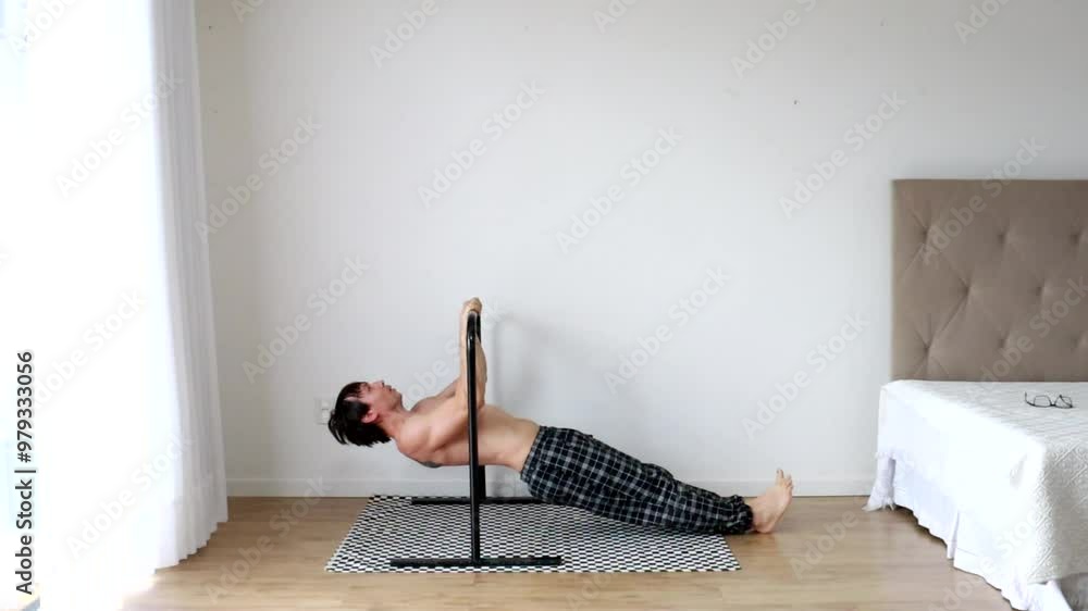 homem fazendo exercicios fisícos para costas em casa