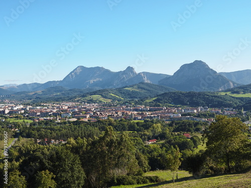 Paisaje desde Goiuria con vistas de la villa de Durango y el cresterio de Anboto - Alluitz de fondo