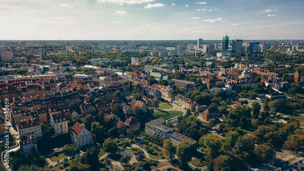 Obraz premium Aerial view of Warsaw showcasing historic buildings and modern architecture under a clear sky in daylight