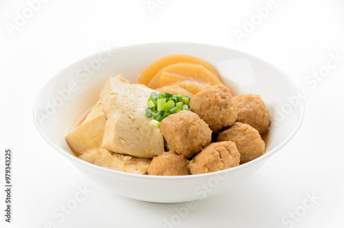 Obraz na płótnie 豆腐と鶏団子の煮物 w salonie