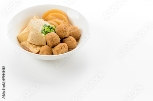 Obraz na płótnie 豆腐と鶏団子の煮物 w salonie