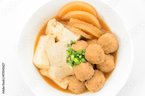 Obraz na płótnie 豆腐と鶏団子の煮物 w salonie