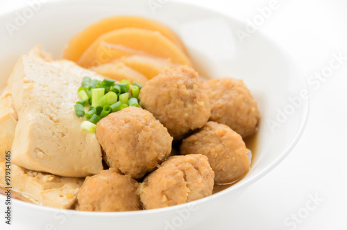 Obraz na płótnie 豆腐と鶏団子の煮物 w salonie