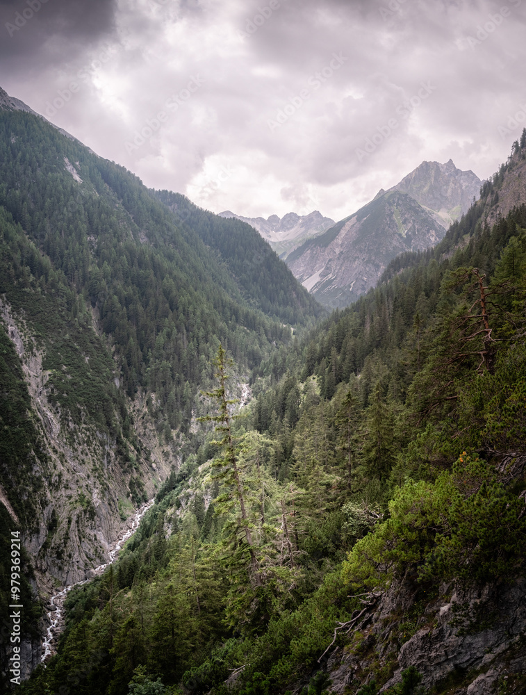 Obraz premium Scenic Alpine Hiking Journey: The E5 Trail Experience