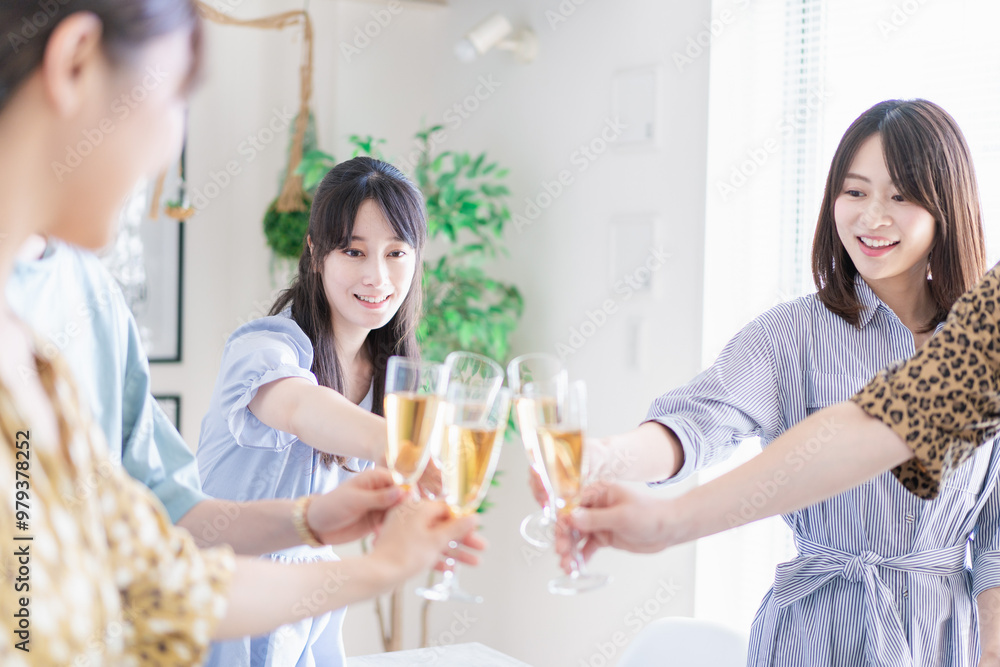 乾杯をする若い男女 乾杯をする若い男女