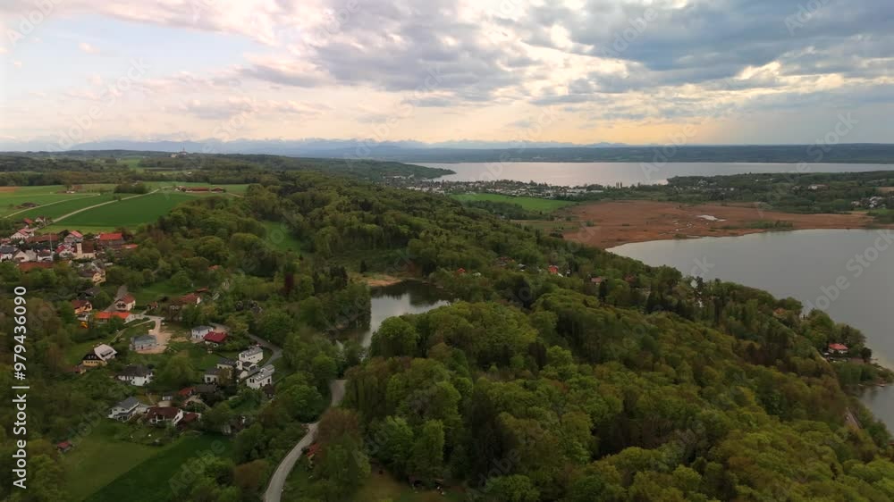 Widdersberger Weiher ist ein Stausee in Widdersberg in Gemeinde Herrsching am Ammersee im bayerischen Landkreis Starnberg in Deutschland Luftbildaufnahme. Aerial view of small reservoir in Bavaria. Widdersberger Weiher ist ein Stausee in Widdersberg in Gemeinde Herrsching am Ammersee im bayerischen Landkreis Starnberg in Deutschland Luftbildaufnahme. Aerial view of small reservoir in Bavaria.