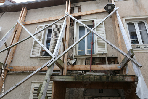 Immeuble étayé avec du bois dans une rue photo