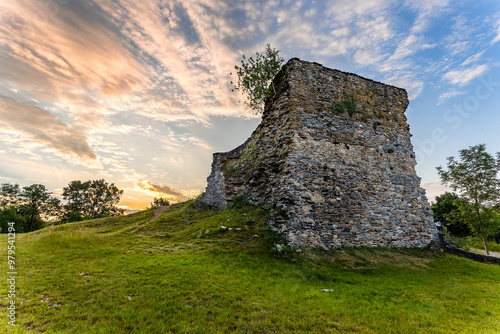 Konstfotografi ruins of Borotín Castle at sunrise