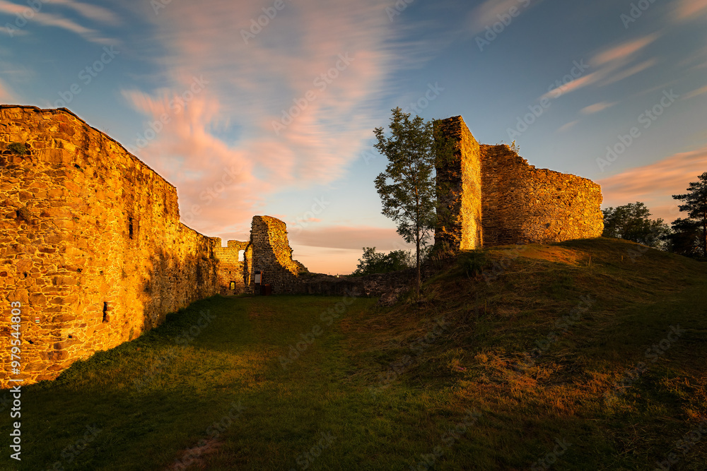 Obraz premium Perimeter walls of the collapsed Borotín castle in the Tábor district in southern Bohemia at sunrise. Photographed by long exposure technique