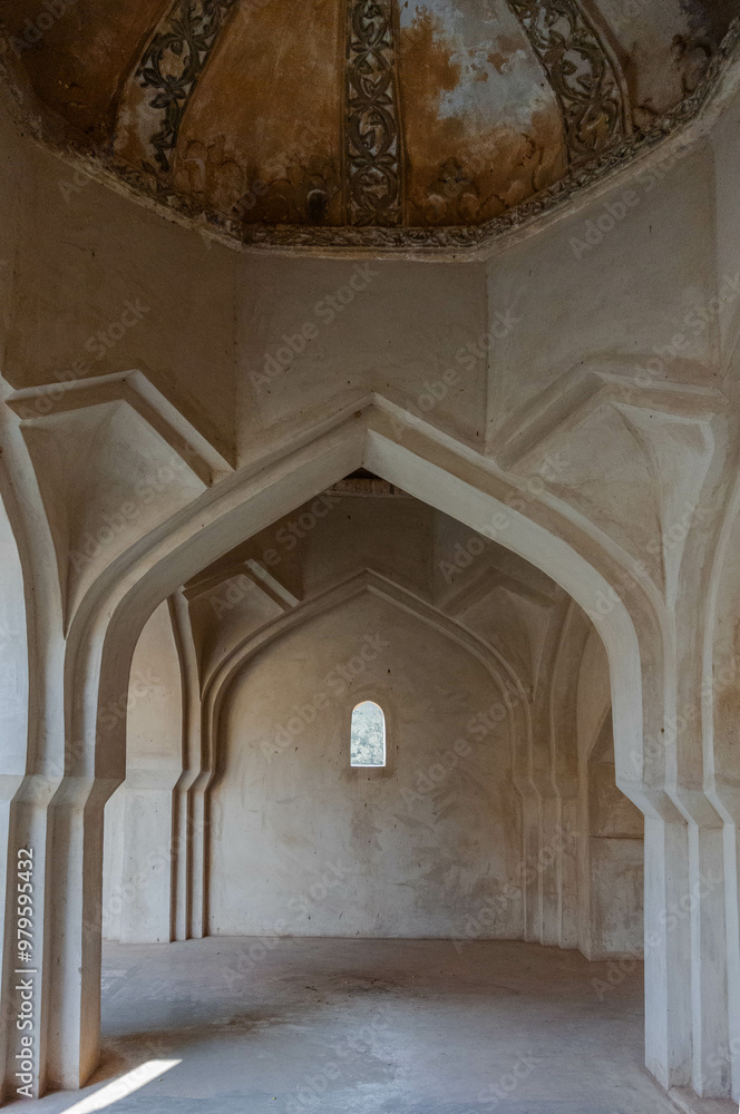 Obraz premium The Royal Bath is an example of exquisite Indo-Islamic architecture in Hampi, India.