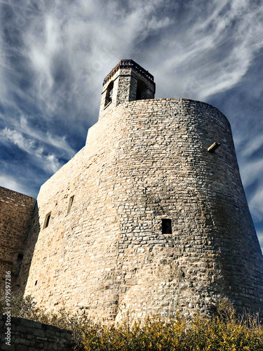 Majestuosa Torre de Montfalcó, Lleida bajo cielos dramáticos