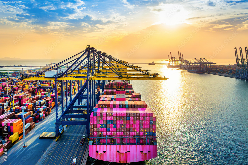 Naklejka premium Cargo ship and cargo container in harbor