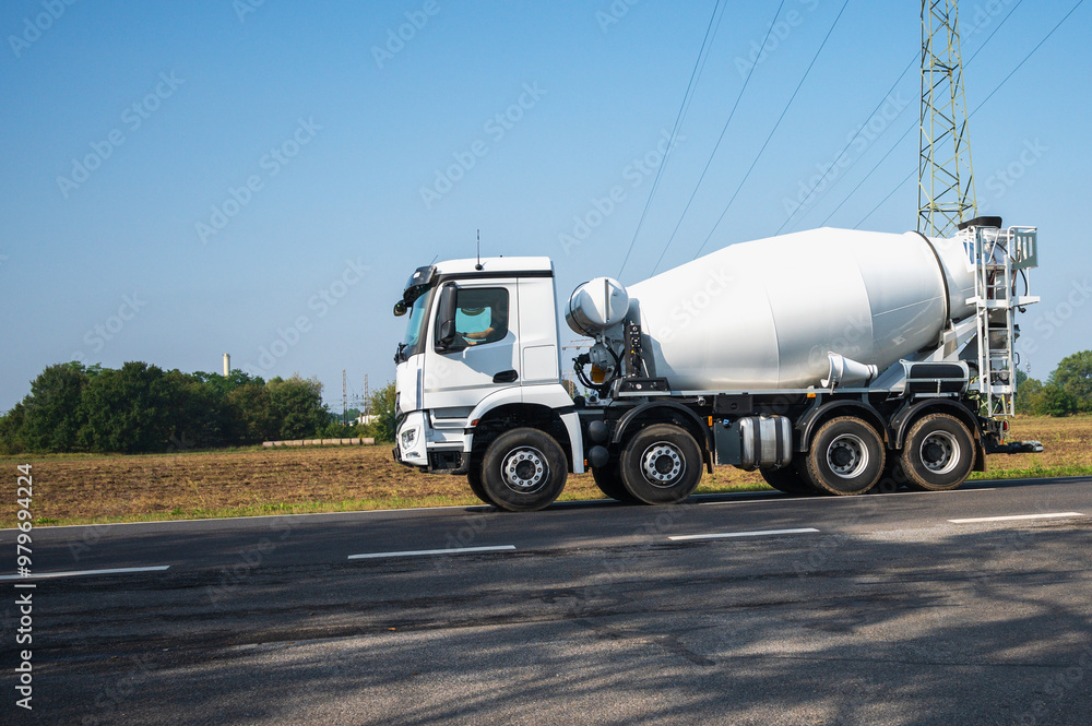 Ein Betonmischer auf der Landstrasse