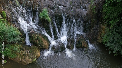 Cascade sur des rochers