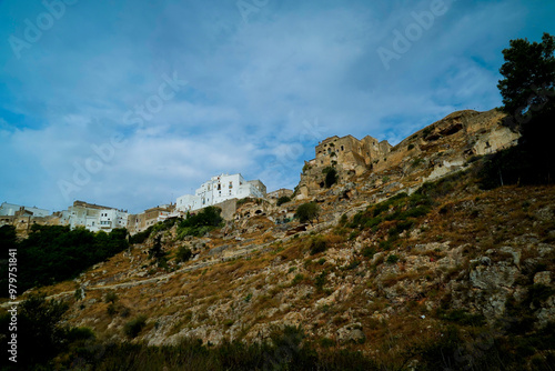 Il nucleo antico di Ginosa caratterizzato dalla gravina con antiche case e chiese rupestri, Taranto, Puglia, Italia