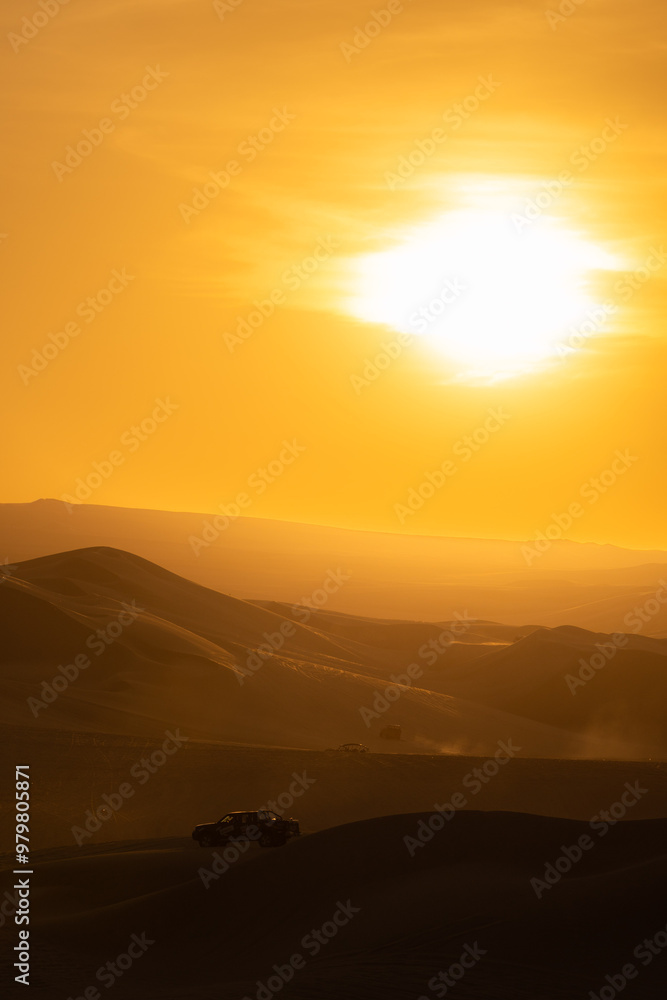 Obraz premium Atardecer, emociones y Tranquilidad en las Dunas del desierto de Huacachina Perú