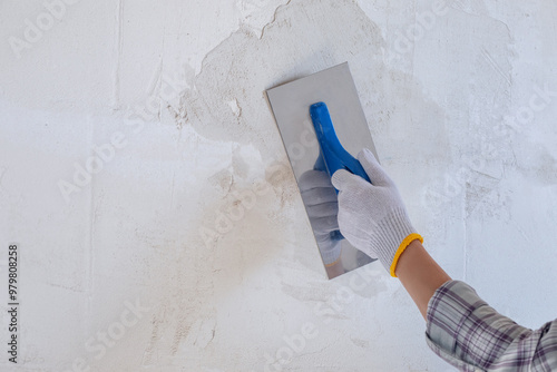 Plastering the wall using a trowel and starting plaster.