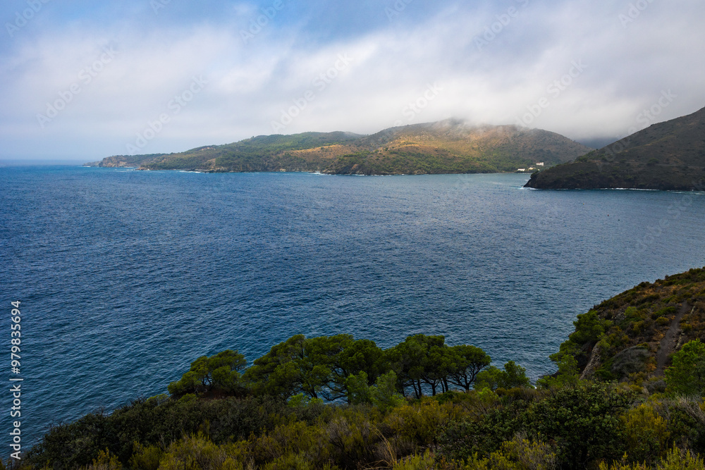 Punta Falconera à Roses dans le Parc Naturel du Cap de Creus sous une brume en train de se lever Punta Falconera à Roses dans le Parc Naturel du Cap de Creus sous une brume en train de se lever
