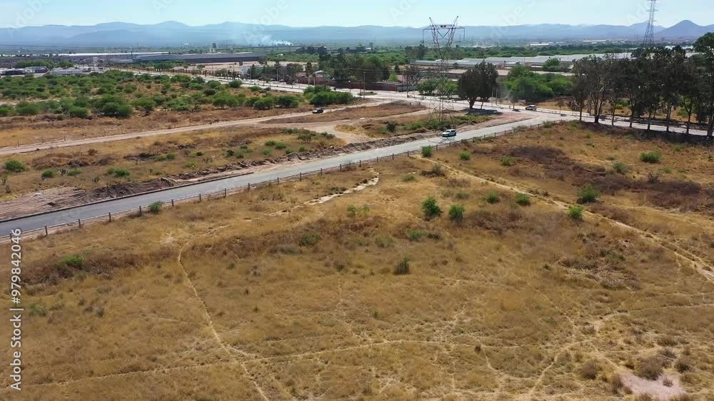 Vista aérea de una tarde de verano sobre una carretera Vista aérea de una tarde de verano sobre una carretera