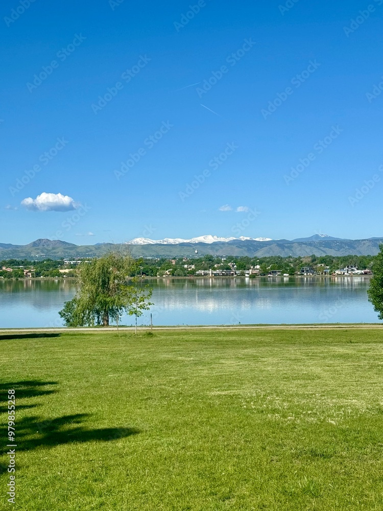 Fototapeta premium view of the lake and mountains