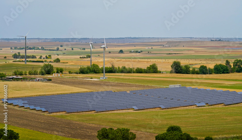 Centrale di pannelli solari, fonti energetiche alternative ecosostenibili. Energia fotovoltaica photo