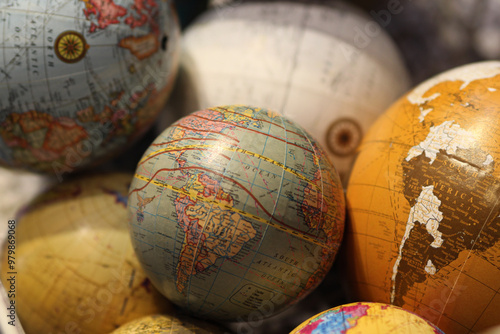 Bela representação de globos terrestres de tamanhos variados para decoração 