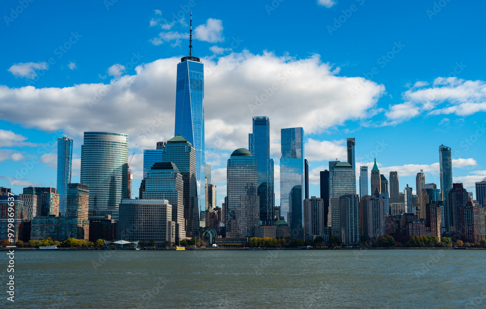 Obraz premium Manhattan's beautiful skyline, New York, United States. Panorama view of New York city skyline in Midtown Manhattan. USA NYC. American big city. Lower Manhattan skyline at sunny day.