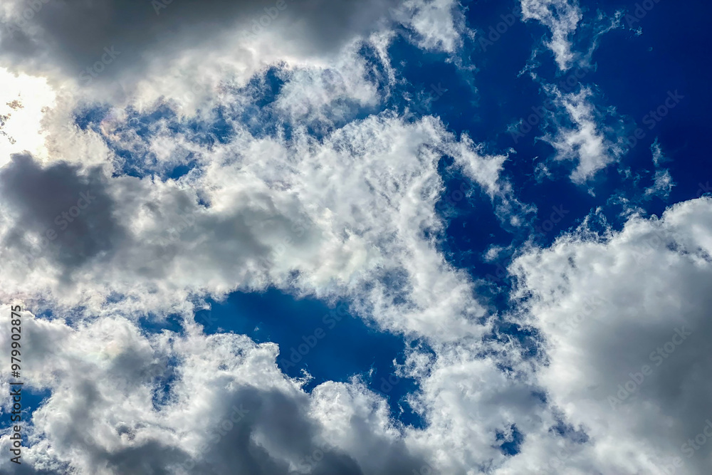 Obraz premium Cumulus clouds in the blue sky