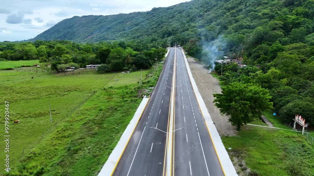 Viaje en carretera hacia la Huasteca Potosina, San Luis Potosí, México. Viaje en carretera hacia la Huasteca Potosina, San Luis Potosí, México.