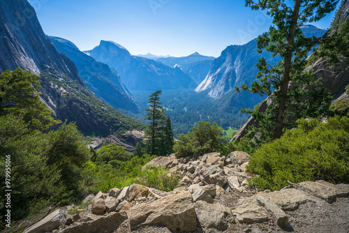 Obraz na płótnie hiking the upper yosemite falls trail in yosemite national park w salonie