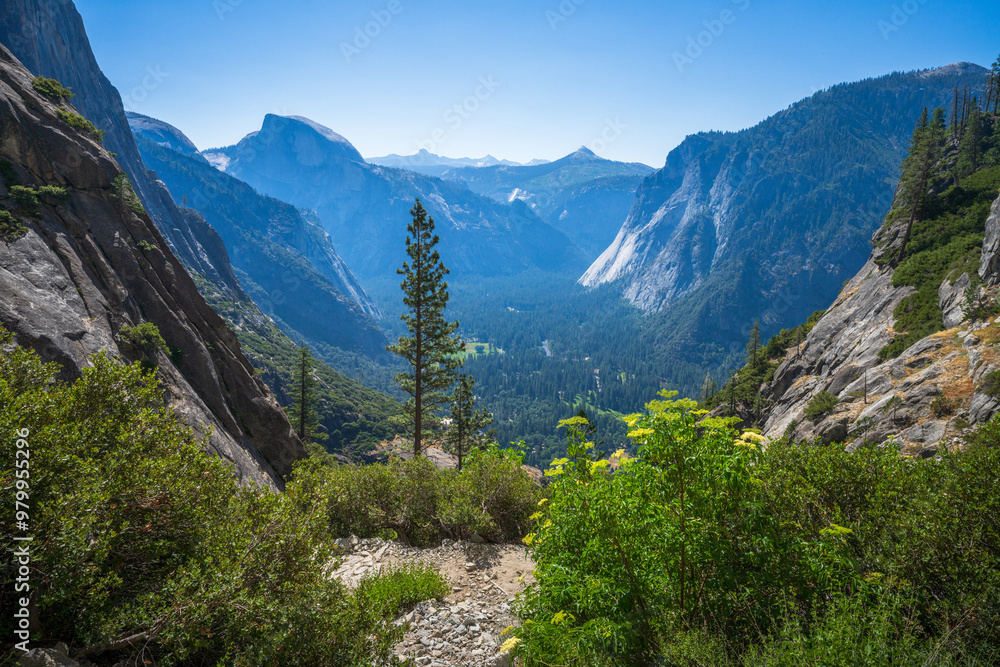 Fototapeta premium hiking the upper yosemite falls trail in yosemite national park