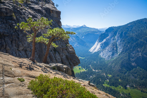 Obraz na płótnie hiking the upper yosemite falls trail in yosemite national park w salonie