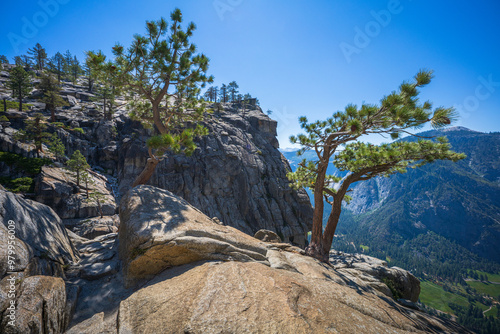 Obraz na płótnie hiking the upper yosemite falls trail in yosemite national park w salonie