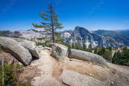 Obraz na płótnie hiking from upper yosemite falls to north dome in yosemite national park w salonie