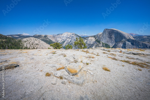 Obraz na płótnie hiking from upper yosemite falls to north dome in yosemite national park w salonie