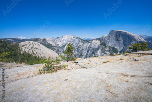 Obraz na płótnie hiking from upper yosemite falls to north dome in yosemite national park w salonie