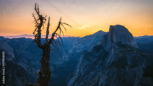 Obraz na płótnie beautiful sunrise over half dome at glacier point in yosemite national park, california w salonie