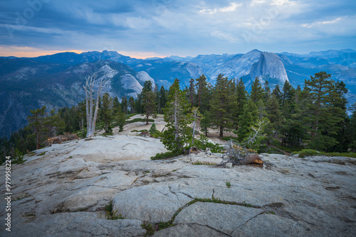 Obraz na płótnie beautiful sunrise over half dome at sentinel dome in yosemite national park, california w salonie