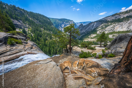 Obraz na płótnie waterfall at the mist trail in yosemite national park, california w salonie