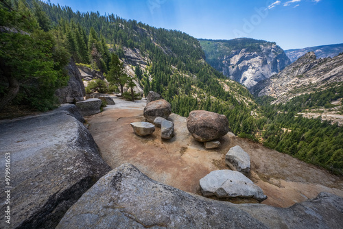 Obraz na płótnie waterfall at the mist trail in yosemite national park, california w salonie