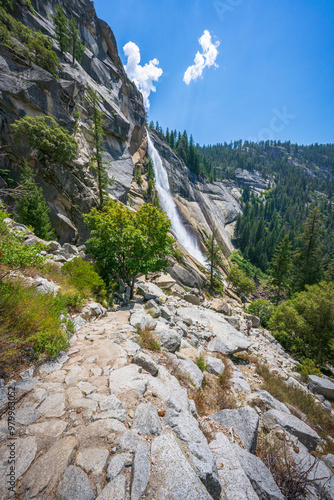 Obraz na płótnie waterfall at the mist trail in yosemite national park, california w salonie