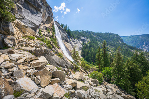 Obraz na płótnie waterfall at the mist trail in yosemite national park, california w salonie