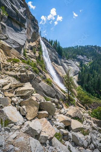 Obraz na płótnie waterfall at the mist trail in yosemite national park, california w salonie