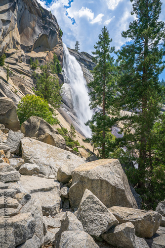 Obraz na płótnie waterfall at the mist trail in yosemite national park, california w salonie