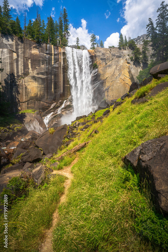 Obraz na płótnie waterfall at the mist trail in yosemite national park, california w salonie