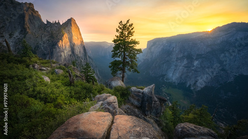 Obraz na płótnie hiking the four mile trail at sunset in yosemite national park, california w salonie