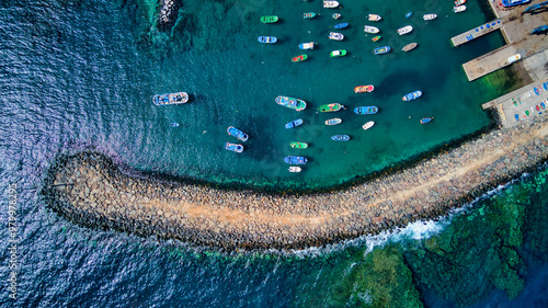 Imágenes aéreas del puerto de Tajao y sus barcos de pesca, Tenerife.